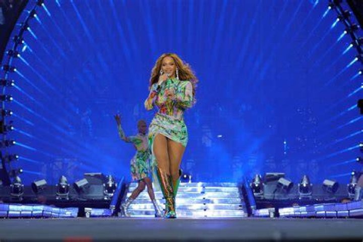 BEYONCE KNOWLES PERFORMING AT THE FLEET CENTER, BOSTON, AMERICA &ndash; 24 MAR 2004