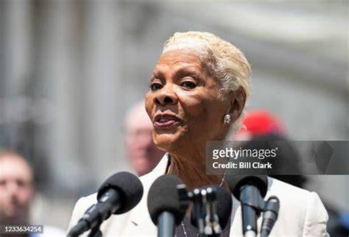 Dionne Warwick speaks during the National COVID-19 Remembrance