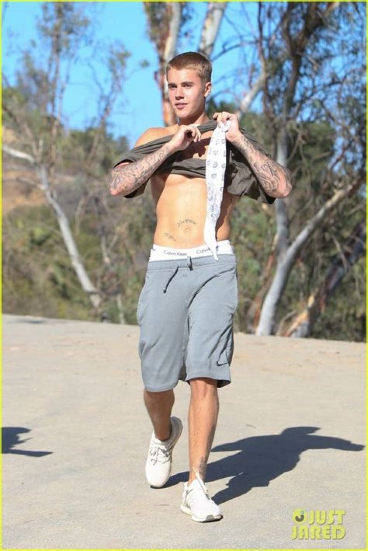 Justin Bieber hiking at running canyon in Los Angeles. 02 Oct 2020 Pictured: Justin Bieber. Photo credit: CrownMedia/MEGA TheMegaAgency.com +1 888 505 6342 (Mega Agency TagID: MEGA705057_002.jpg) [Photo via Mega Agency]