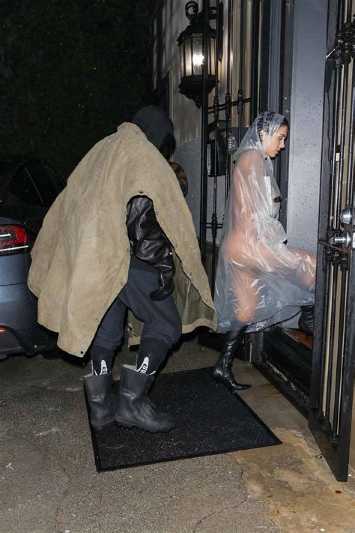 Los Angeles, CA - *EXCLUSIVE* - Jennifer Lopez and boyfriend Ben Affleck go shopping with her daughter Emma at American Rag in Los Angeles on new year&rsquo;s eve. Pictured: Ben Affleck, Jennifer Lopez BACKGRID USA 31 DECEMBER 2021 BYLINE MUST READ: Vasquez / BACKGRID USA: +1 310 798 9111 / UK: +44 208 344 2007 / *UK Clients - Pictures Containing Children Please Pixelate Face Prior To Publication*