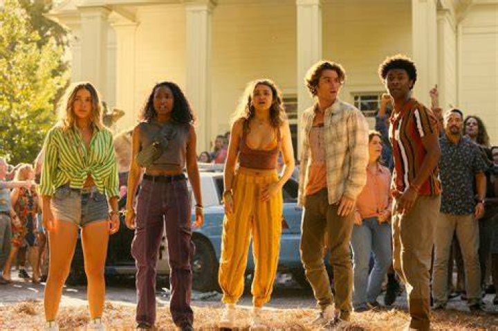 OUTER BANKS (L to R) CHASE STOKES as JOHN B and MADELYN CLINE as SARAH CAMERON in episode 204 of OUTER BANKS Cr. JACKSON LEE DAVIS/NETFLIX &copy; 2021