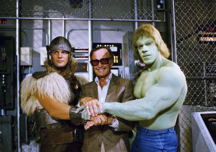 Stan Lee, Lou Ferrigno, Eric Kramer Comics impresario Stan Lee, center, poses with Lou Ferrigno, right, and Eric Kramer who portray "The Incredible Hulk" and Thor, respectively, in a special movie for NBC, "The Incredible Hulk Returns,", Los Angeles, Calif. Lee says the secret of successfully transferring comic book characters to television is to avoid making it a carbon copy Stan Lee 1988, Los Angeles, USA
