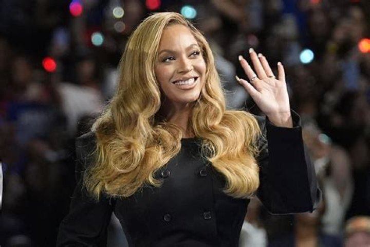 Us Singer Beyonce Knowles (r) and Her Younger Sister Solange Pose For Photographers During a Japanese Fashion Brand 'Samantha Thavasa' Press Launch at Disneyland Hotel in Urayasu Chiba Province Japan 10 August 2009 the Sister's Handbags Are a 'Samantha Thavasa' Brand Featuring Disney Characters Japan Entertainment - Aug 2009