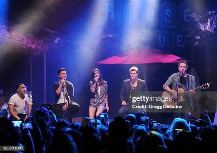 West Hollywood, CA - Singers Halsey and boyfriend Yungblud seen out protesting with the large crowds in the wake of George Floyd death. Pictured: Halsey, Yungblud BACKGRID USA 30 MAY 2020 USA: +1 310 798 9111 / UK: +44 208 344 2007 / *UK Clients - Pictures Containing Children Please Pixelate Face Prior To Publication*